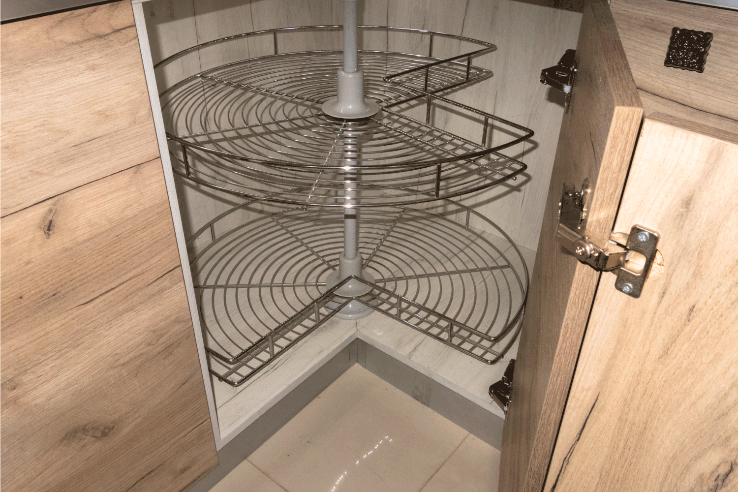 解决厨房角落的橱柜。雷电竞官网网址带角铰链的角开口