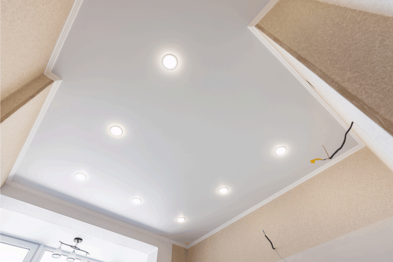 伸展在厨房天花板安装和包括聚光灯。雷电竞官网网址油漆完成是最好的厨房天花板[3]建议雷电竞官网网址