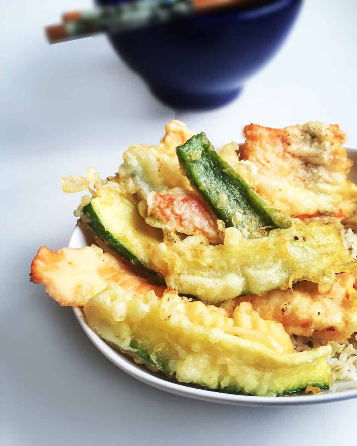 天妇罗在白色背景上。