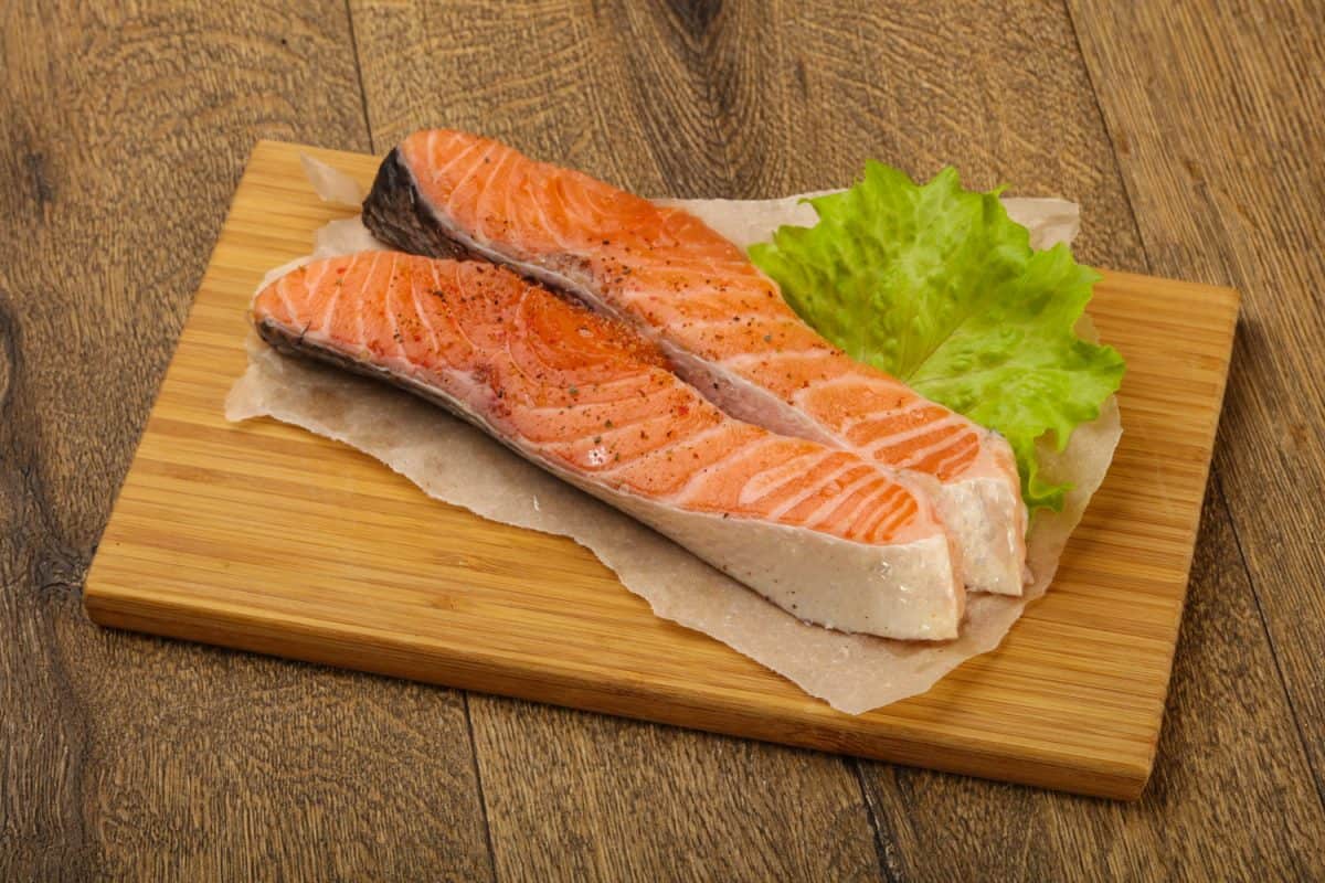 两大鲑鱼片和生菜切菜板