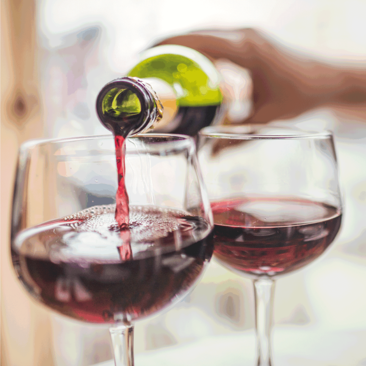 面目全非的人倒两杯红酒。