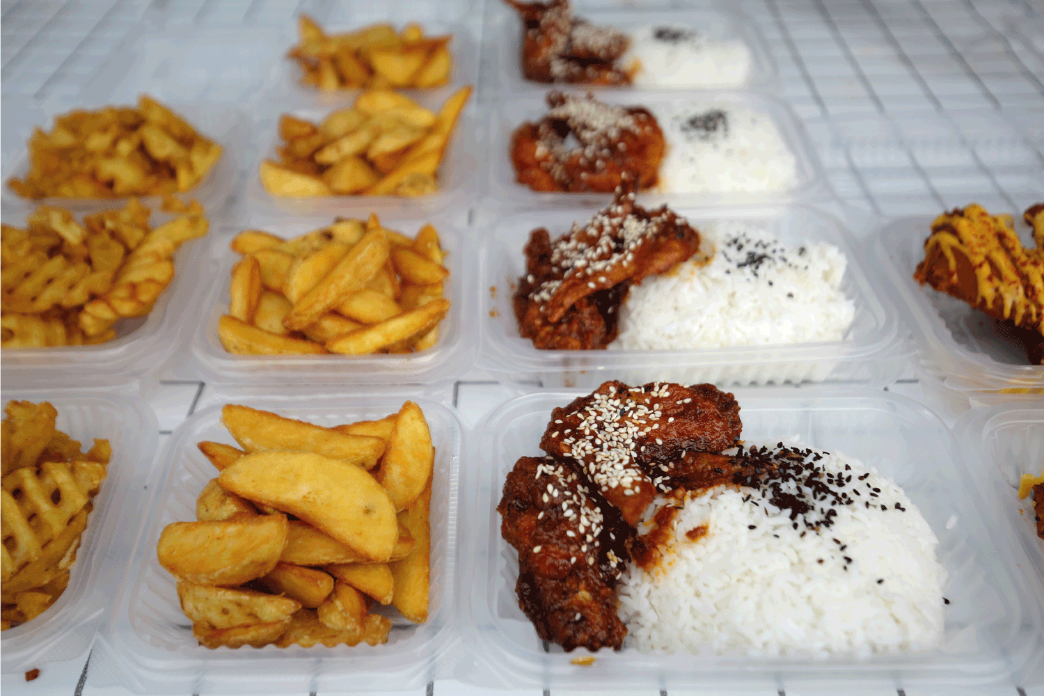 各种盒饭及薯角预先包装，方便卫生及顾客。