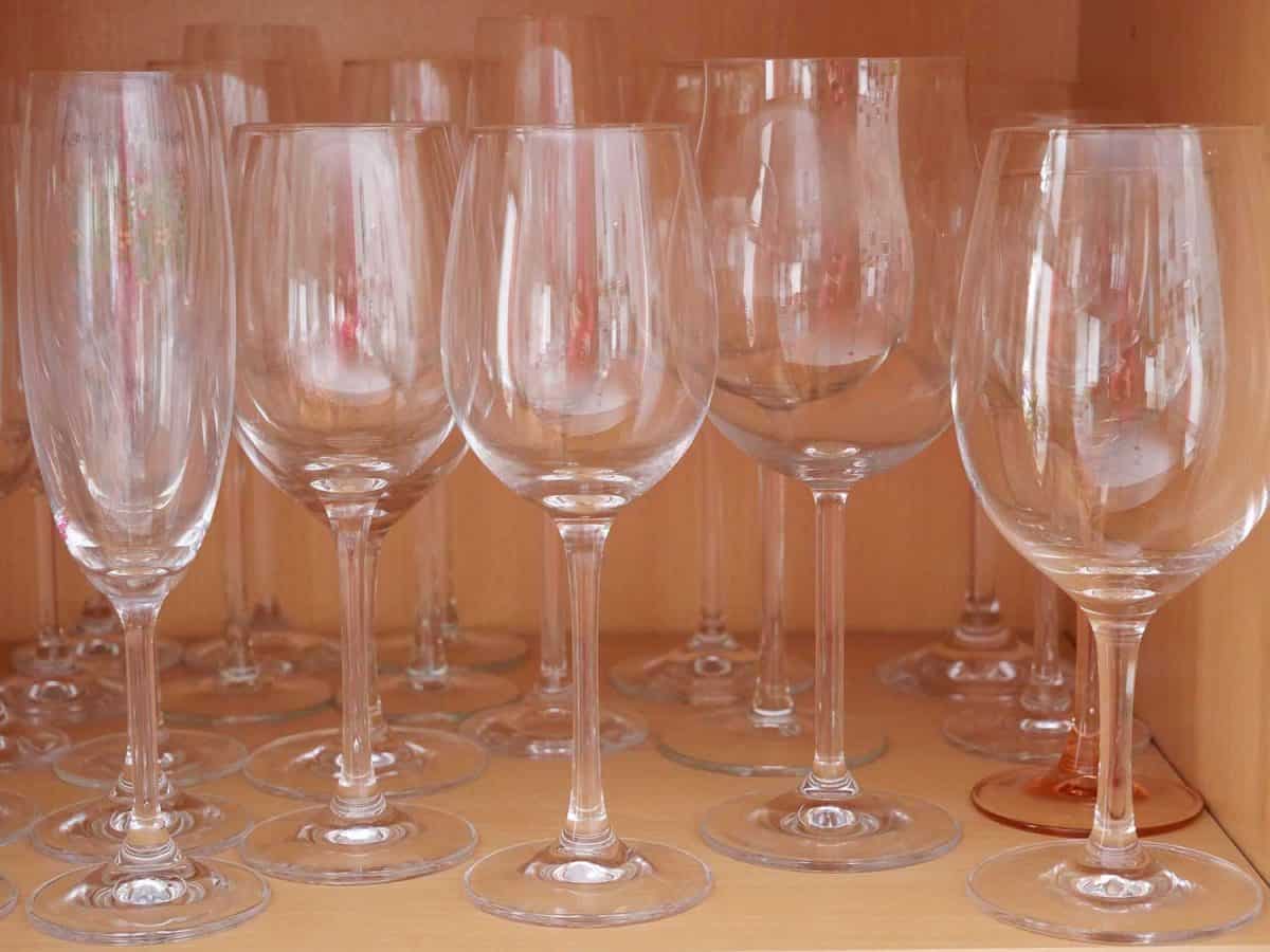 橱柜里有各种各样的酒杯