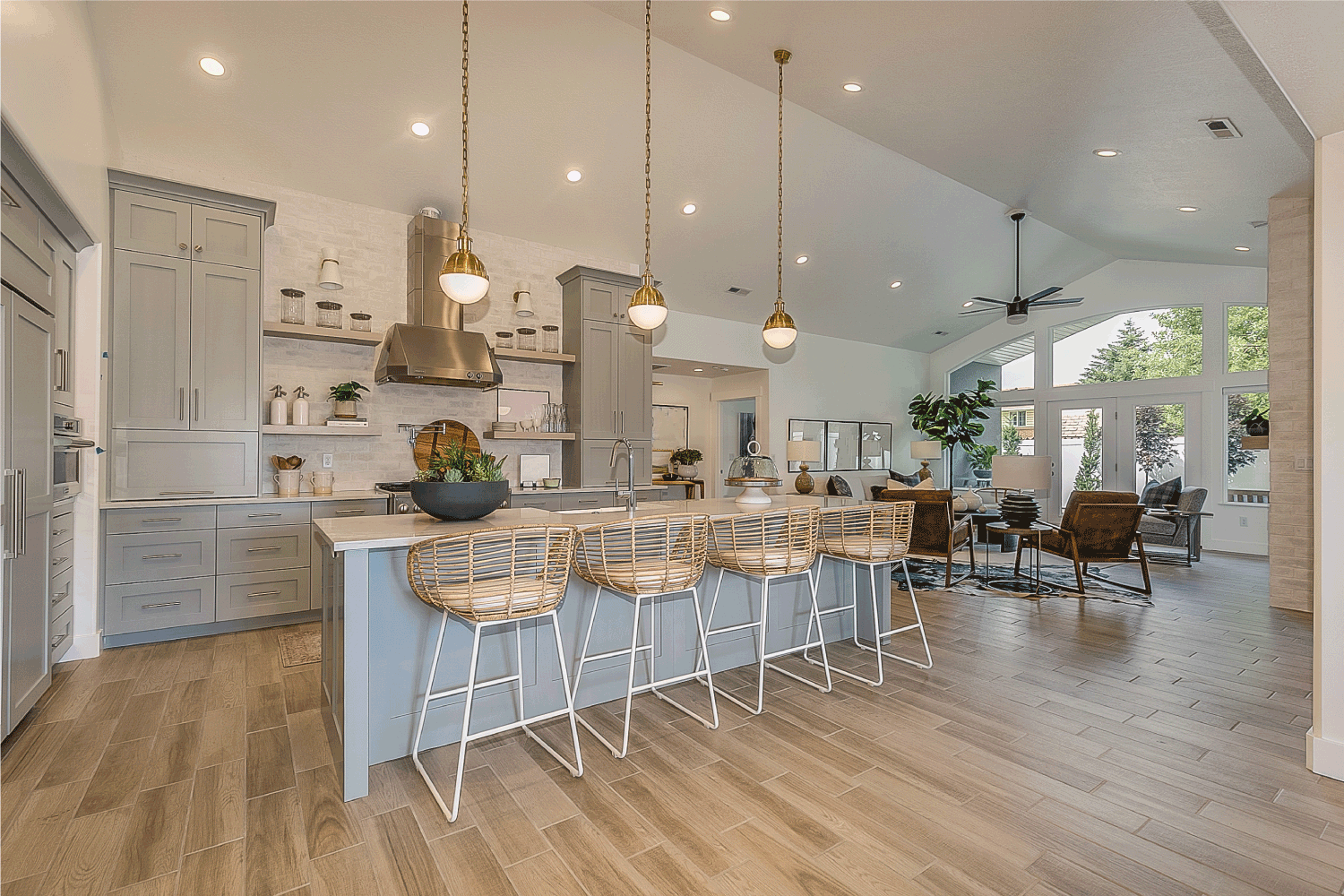 拱形天花板允许吊坠灯给定制厨房带来巨大的开放式感觉雷电竞官网网址