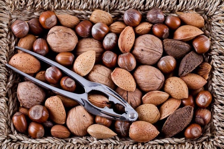 整个坚果的柳条篮子胡桃夹子,你破解什么坚果,胡桃夹子吗?