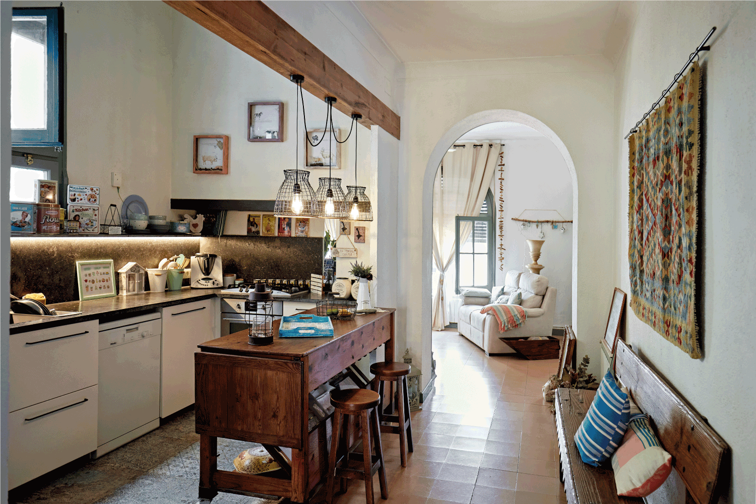 厨房的广角视野，设有木质反高餐桌和凳子雷电竞官网网址，悬挂灯具，长凳雷竞技下载app官网