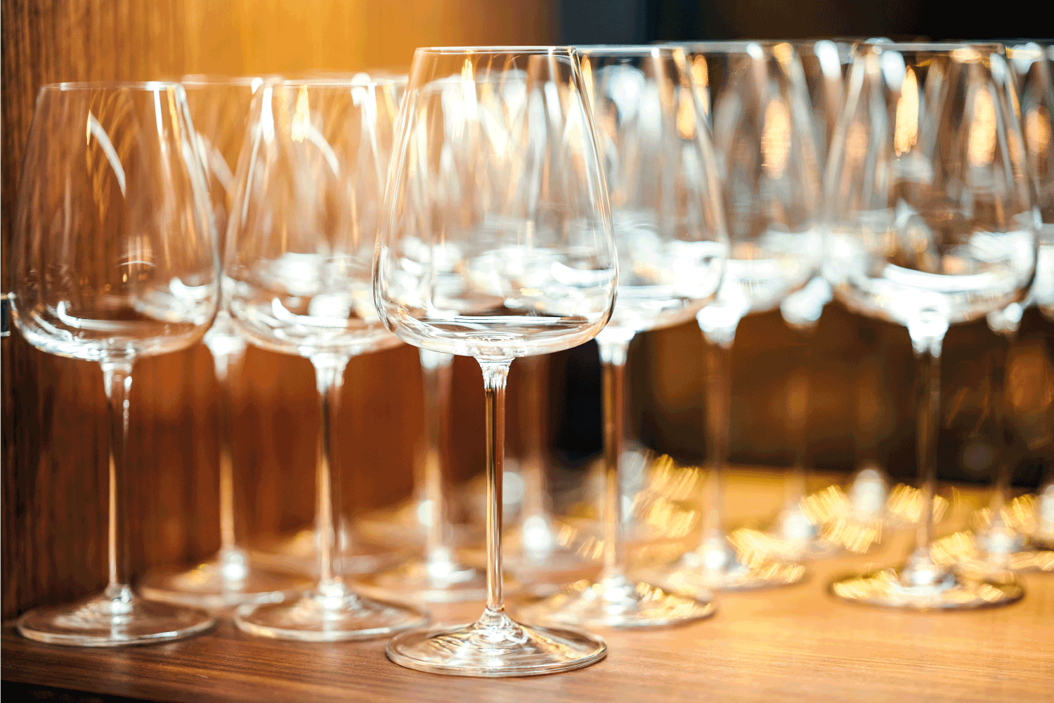 酒杯在一个木制的内阁在餐馆