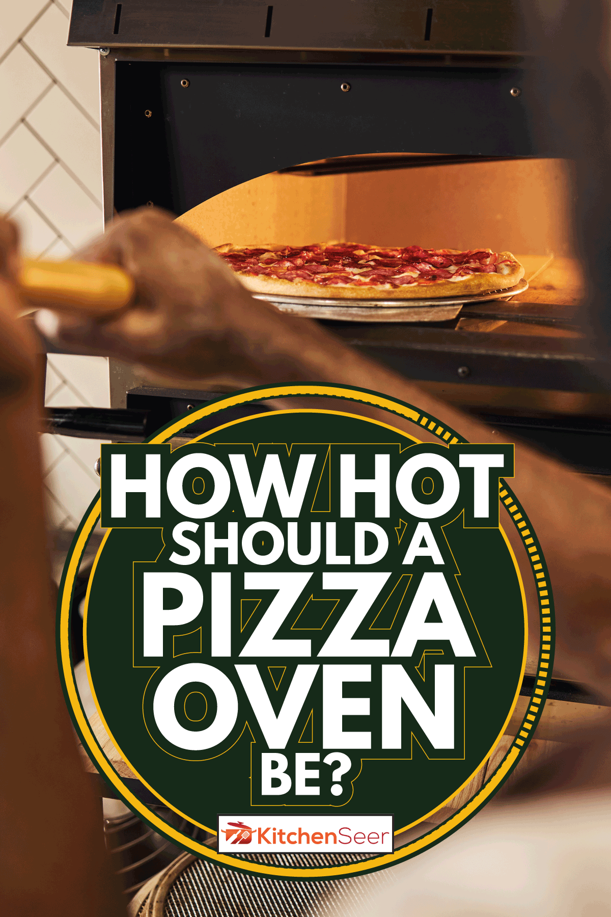 厨师站在灶前,把披萨在工作时。一个比萨饼烤箱应该有多热