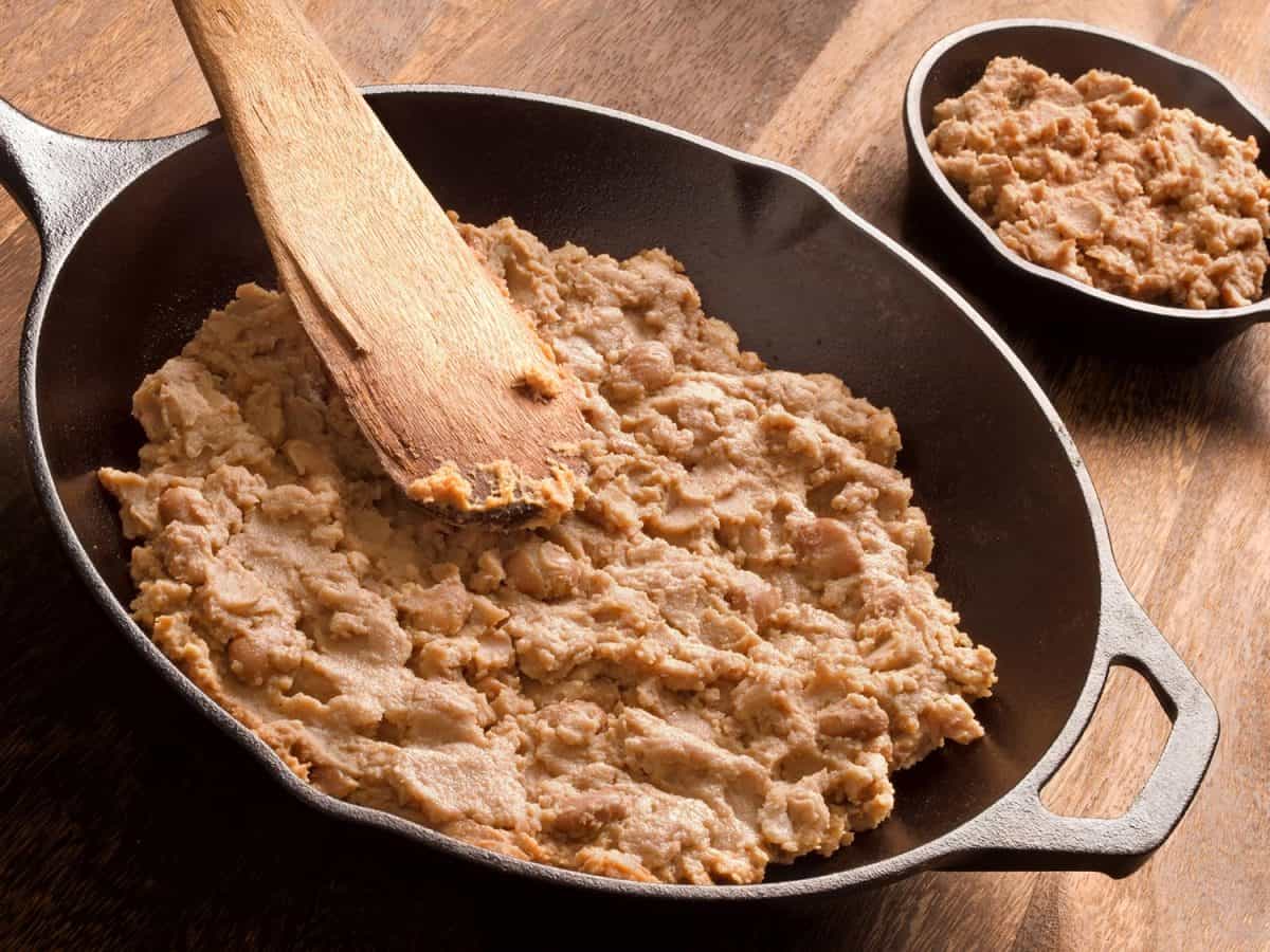 近距离的照片在锅里炸豆泥