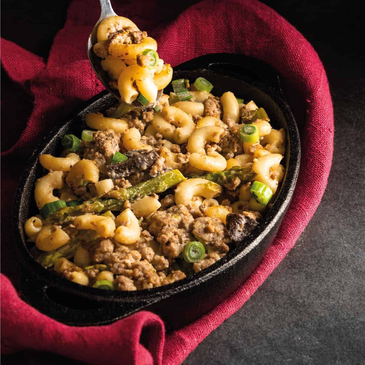 通心粉和奶酪增强与汉堡、芦笋、蘑菇