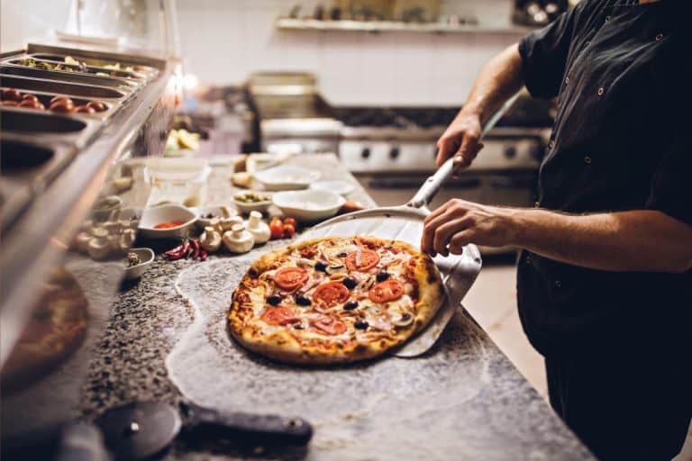 人在厨房准备比萨餐厅,热比萨饼烤箱应该如何雷电竞官网网址