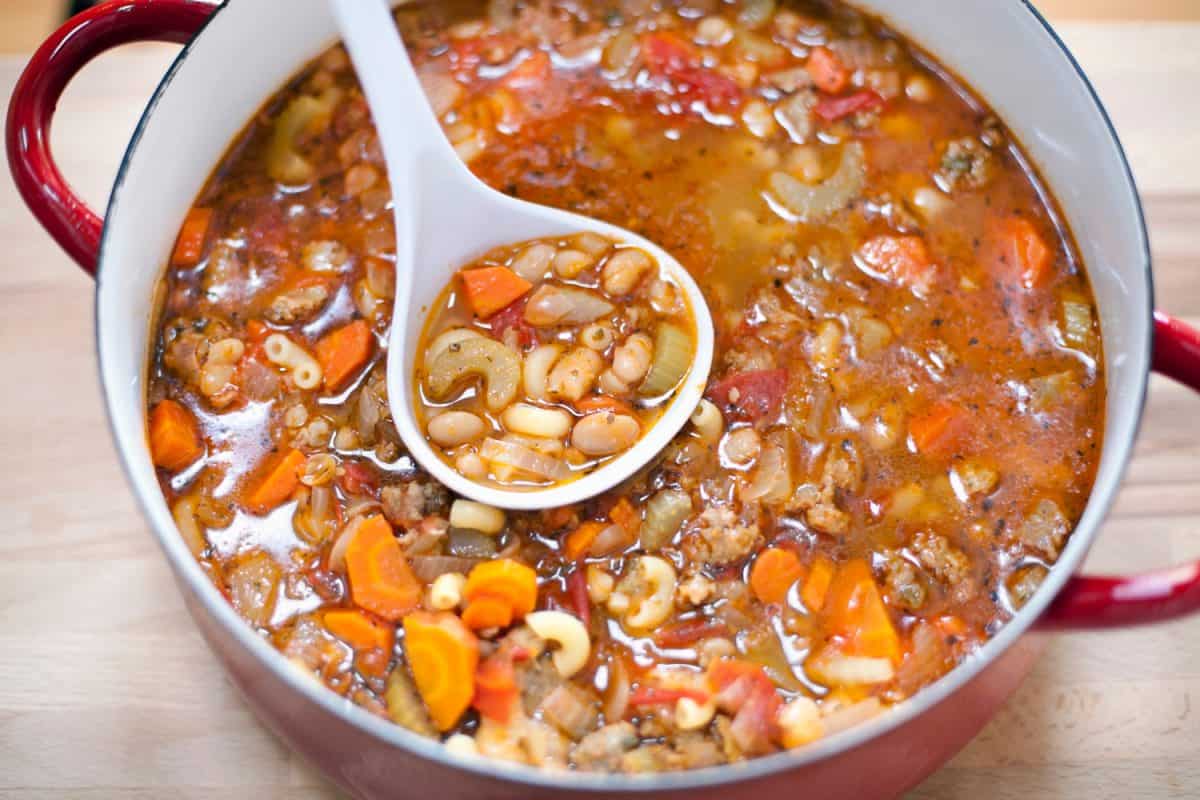 开销的丰盛的汤在一个大的红色搪瓷锅