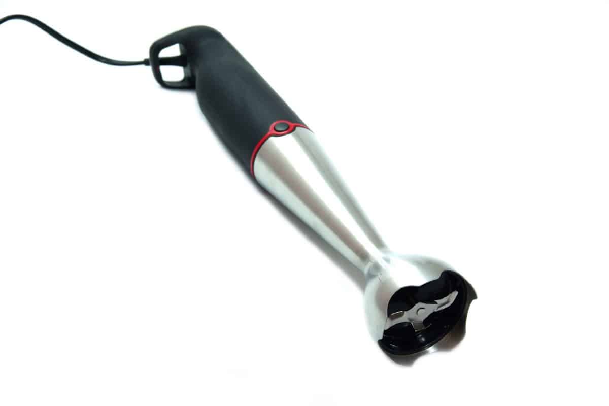 白色背景的手动搅拌机