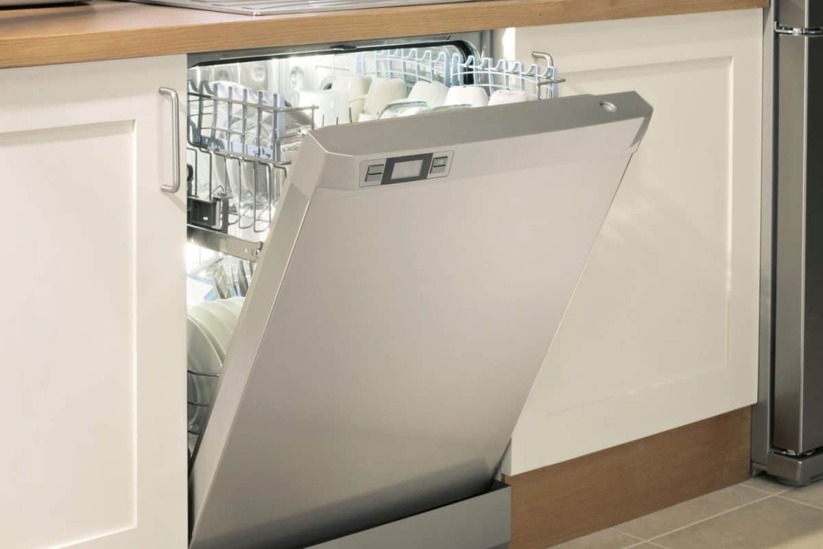 打开洗碗机的杯子和其他厨房用具雷电竞官网网址