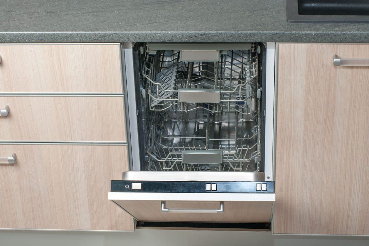 打开空的洗碗机