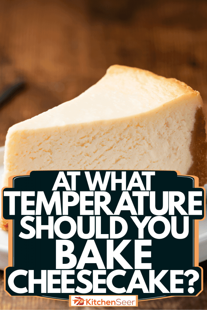 纽约芝士蛋糕美味片经典在木桌上,你应该烤芝士蛋糕在什么温度?