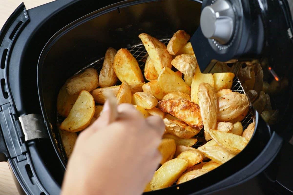 空气炸锅里美味的炸土豆”width=