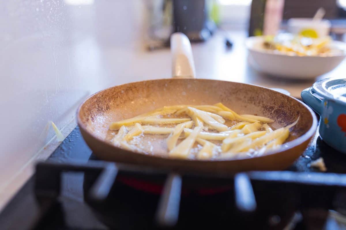 用不粘锅煎薯条