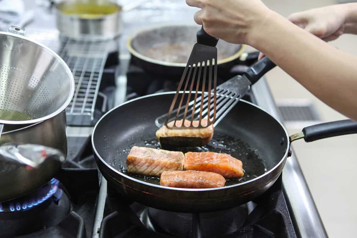 在厨房的平底锅里煎鲑鱼雷电竞官网网址