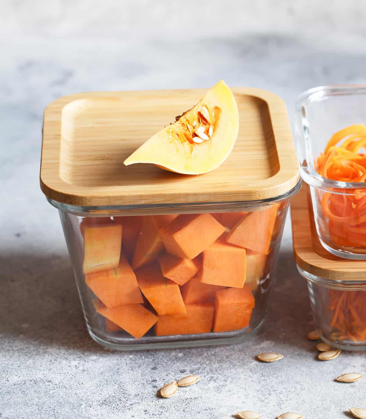 玻璃盒子里装着新鲜的橙色蔬菜