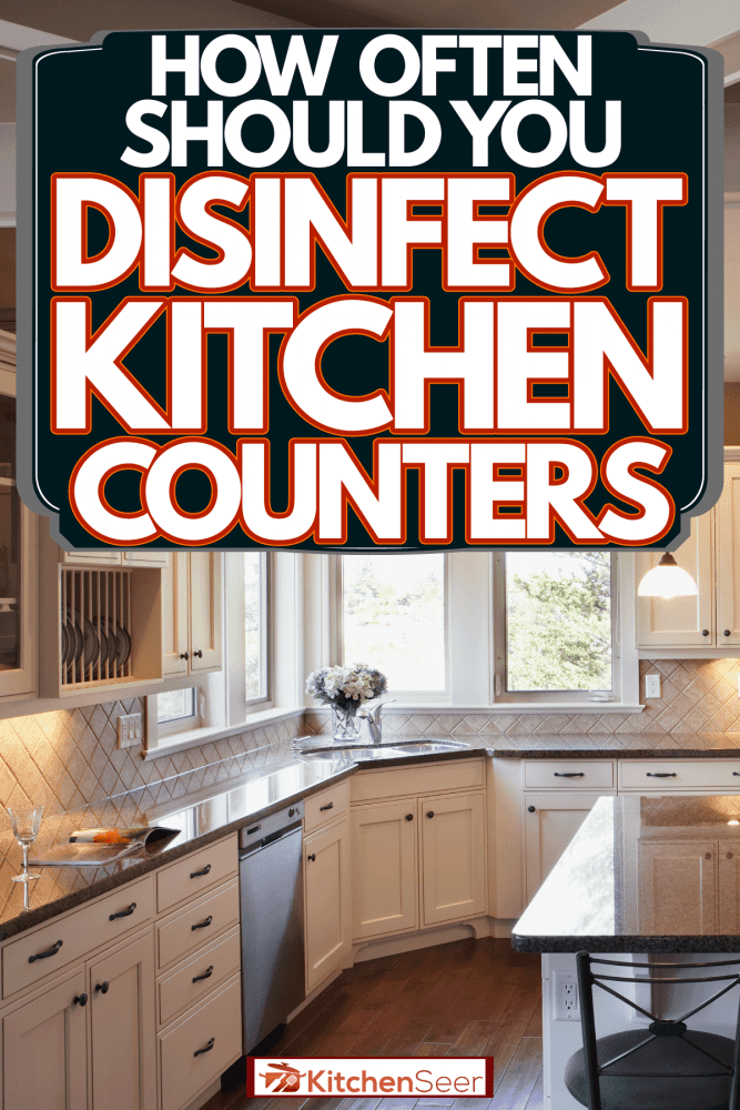 一个现代和乡村风格的厨房内部，硬木地板，奶油橱柜，和壶灯，你应该多久消毒厨房柜台?雷电竞官网网址