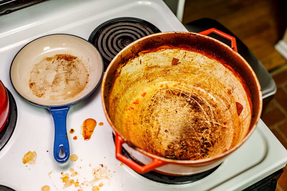 雷电竞官网网址厨房里残留在厨房的炉子和炊具