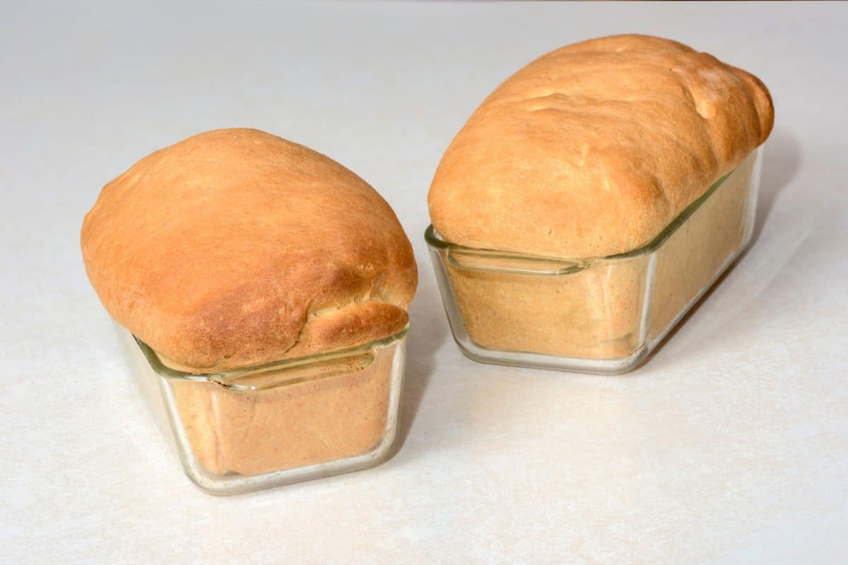 美丽的博肯面包面包与金色的上衣在glass loaf pan, Can You Bake Bread In A Glass Loaf Pan? Does It Take Longer?