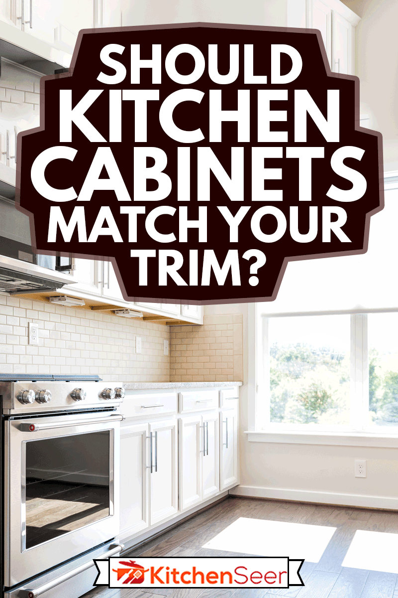 现代灰色，棕色中性厨房的特色前柜，花岗岩台面和瓷砖后挡雷电竞官网网址板，当代家庭的窗户，厨房橱柜应该匹配你的装饰吗?雷竞技官网rb