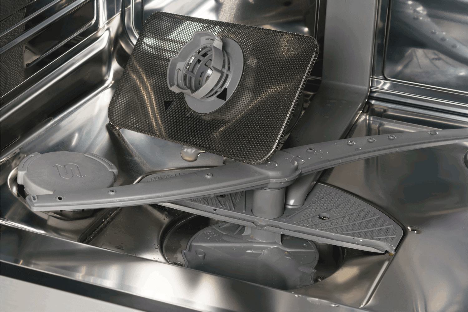 脏洗碗机被从里面拆开来清洗