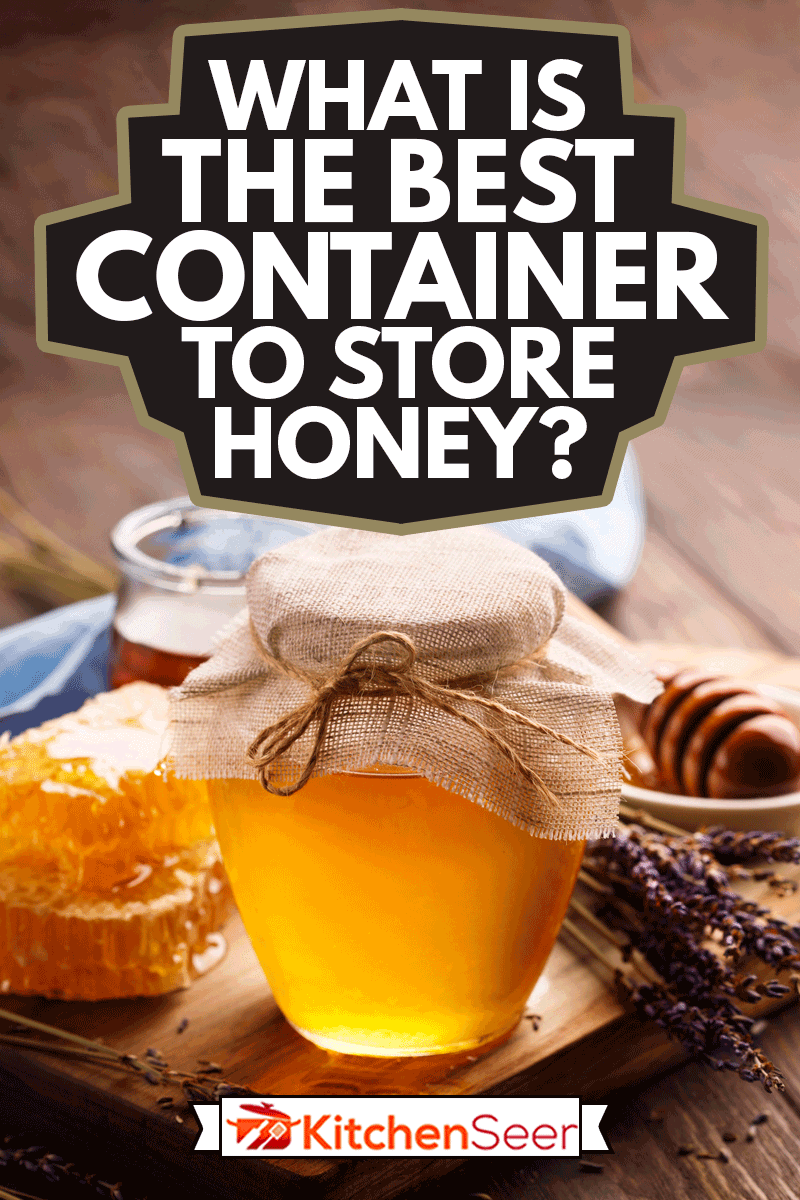 罐液体蜂蜜,蜂巢内部和一些干薰衣草在旧的木桌上,最好的容器来存储是什么亲爱的?