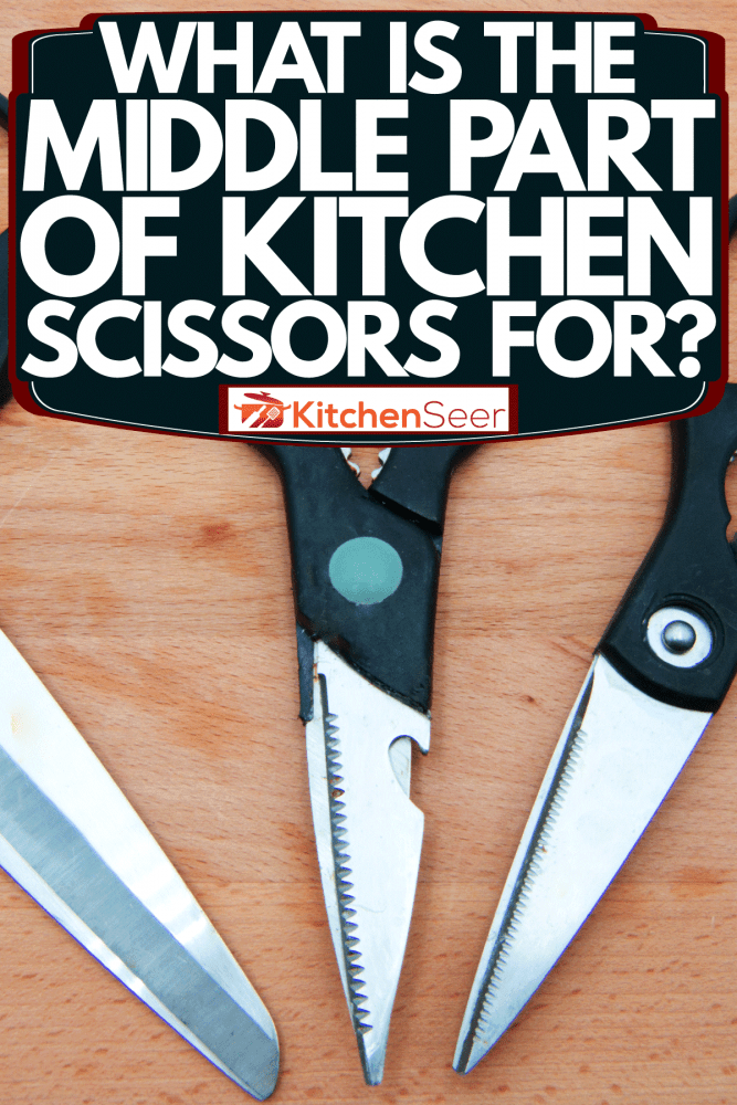 木桌上有三把不同的厨房剪刀，厨房雷电竞官网网址剪刀中间的部分是干什么用的?