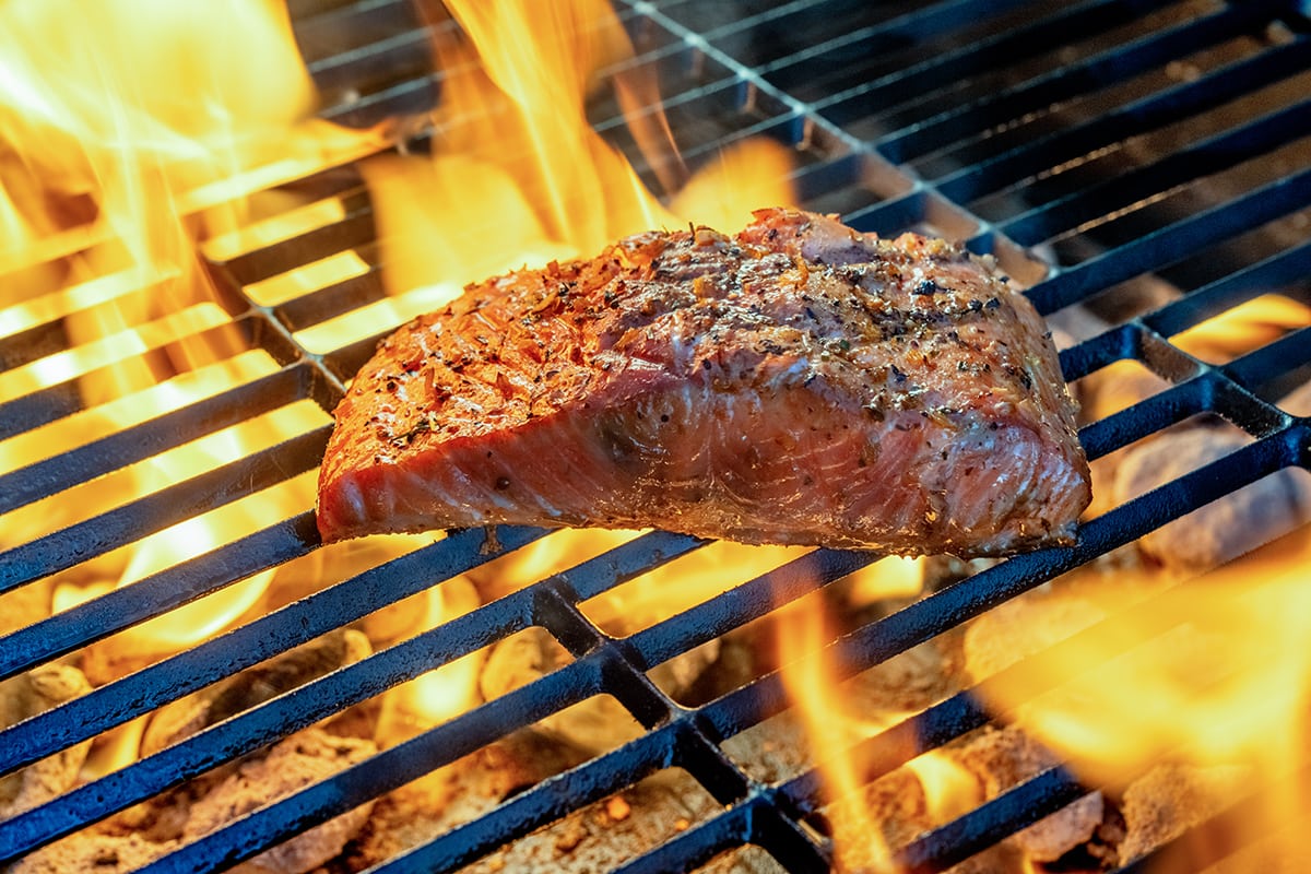 在火热的烤架上野生捕获的帝王鲑鱼片