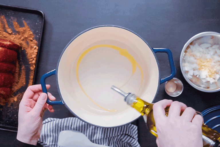 厨师上光油在荷兰烤肉锅准备做饭。你能在荷兰炒炉(以及如何)