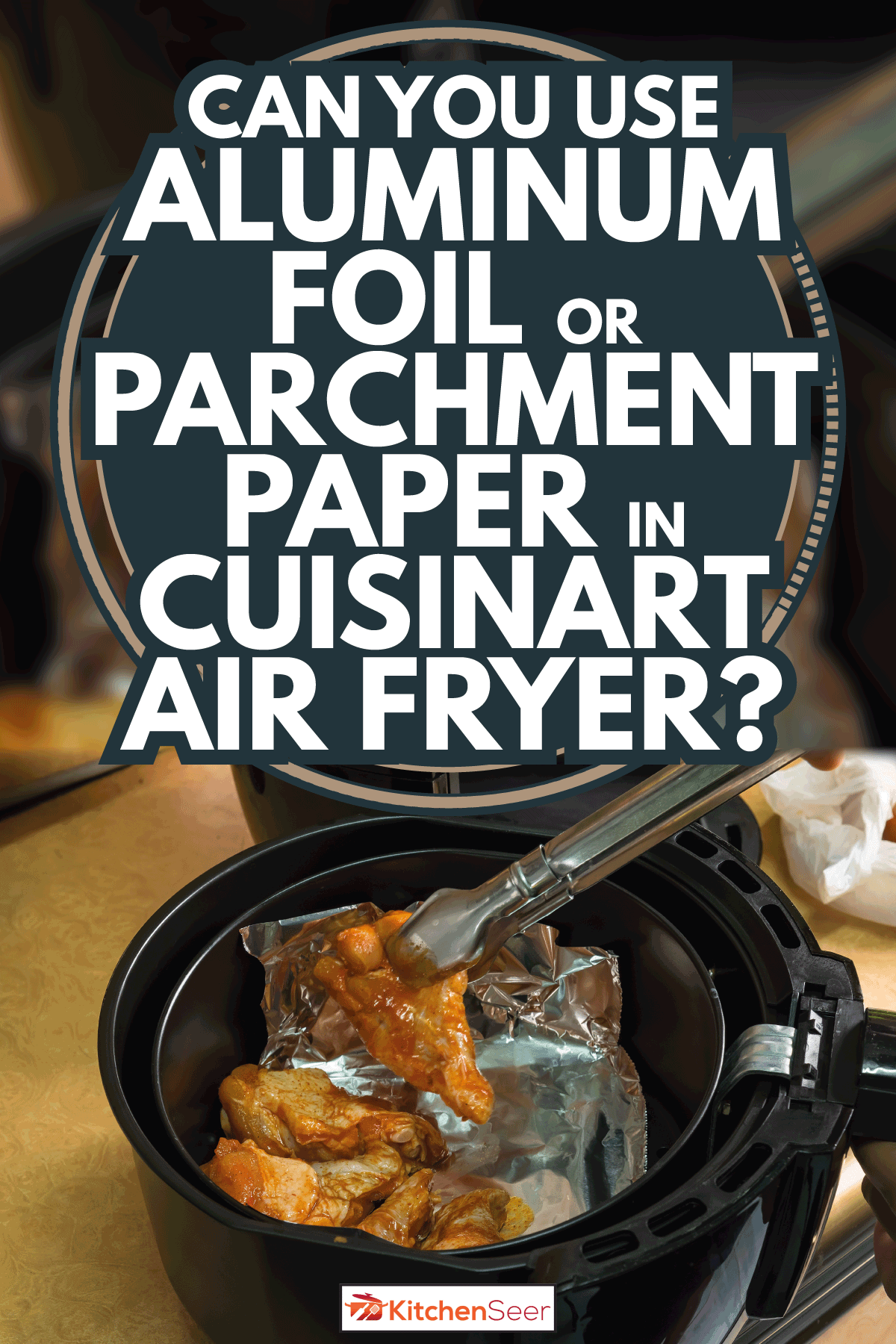 鸡腿被安排在一个空气炸锅铝箔。你会用铝箔或羊皮纸Cuisinart空气炸锅