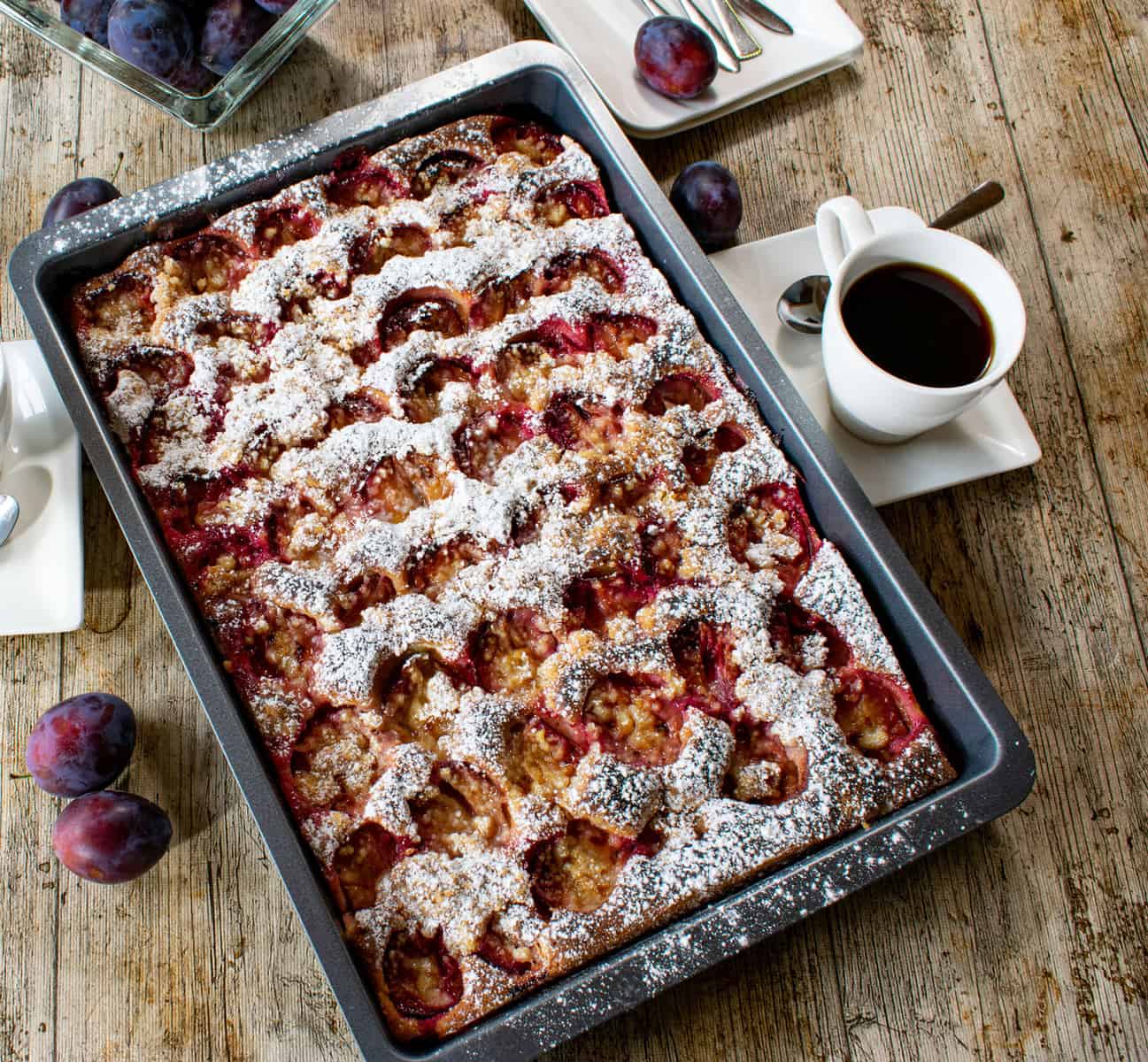 自制的德国梅子酥饼放在烤盘上——温的，随时可以吃