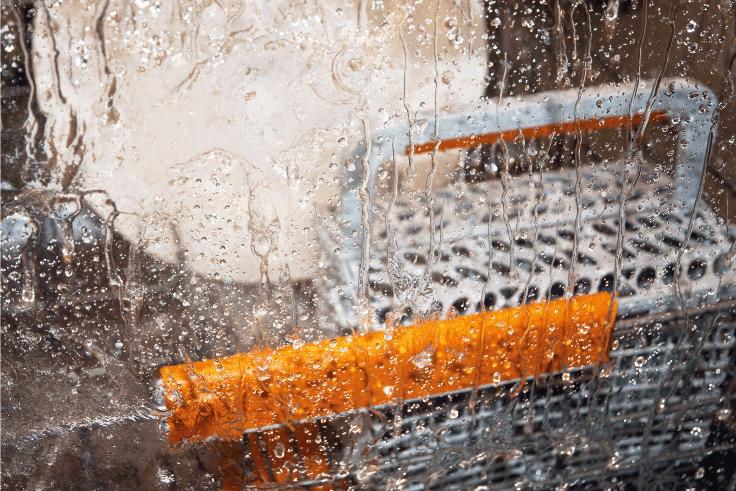 洗碗机的玻璃窗被打湿