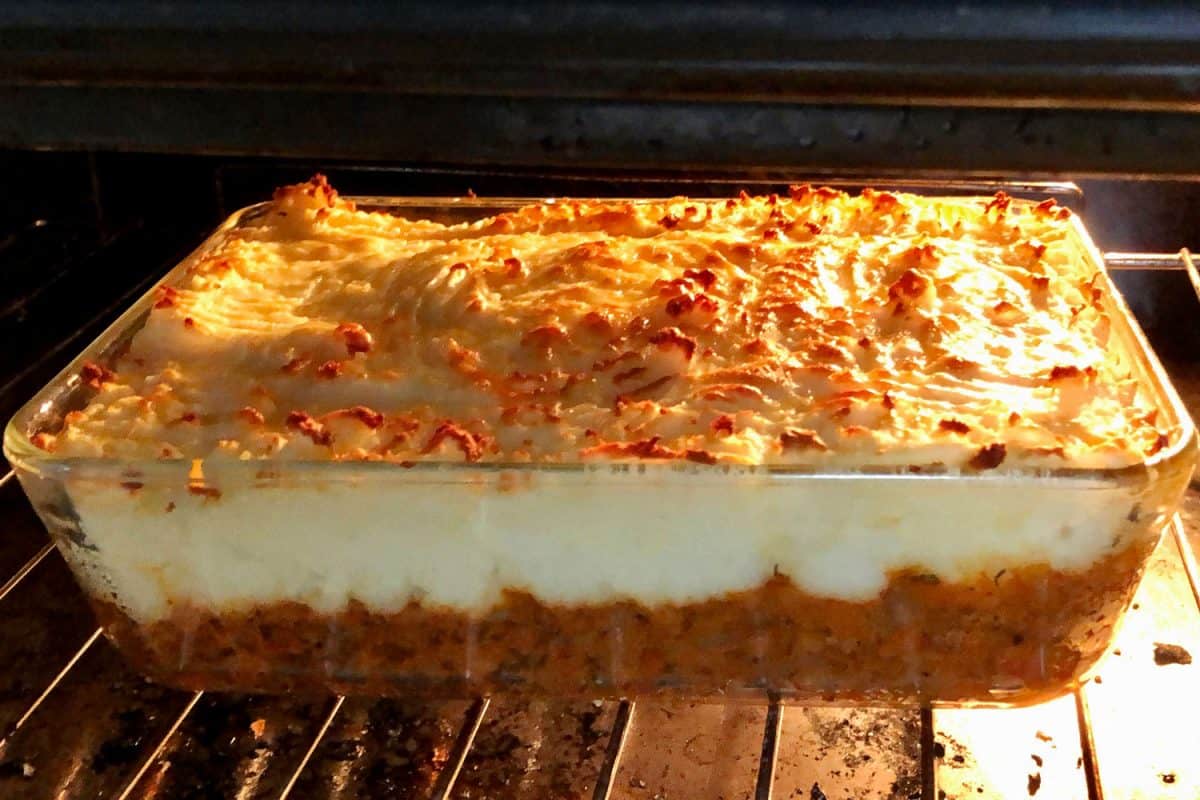 美味的烤牧羊人馅饼在烤箱玻璃耐热玻璃