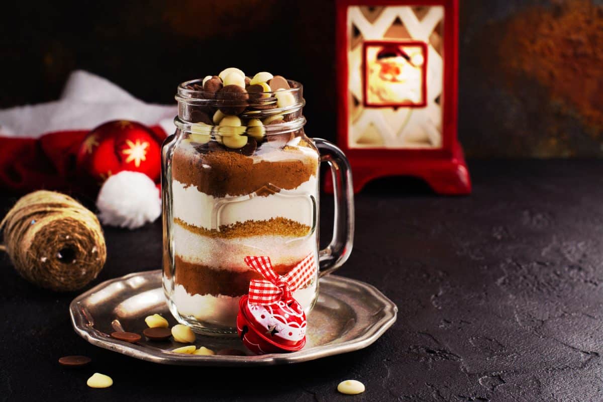 美味的甜点盘满了巧克力和棉花糖