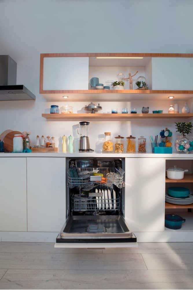 一个充满香料的现代主题厨房雷电竞官网网址