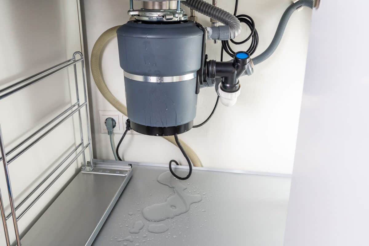 水槽下面的现代垃圾处理机漏水