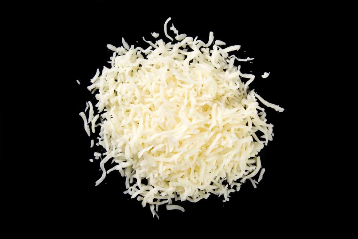 马苏里拉奶酪山在黑色背景