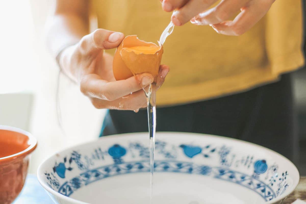 一个糕点师去除鸡蛋的白人