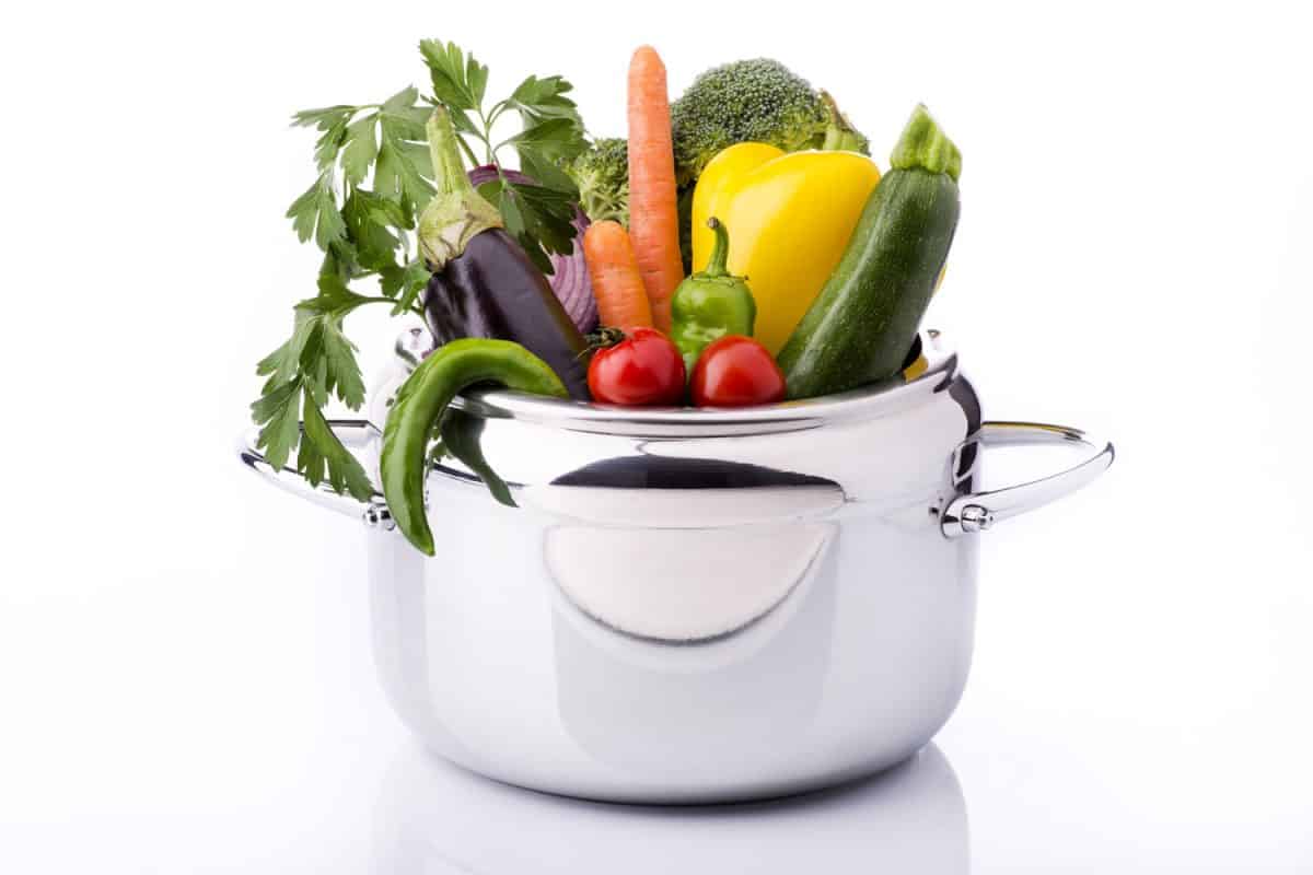 一壶装满了各种各样的蔬菜