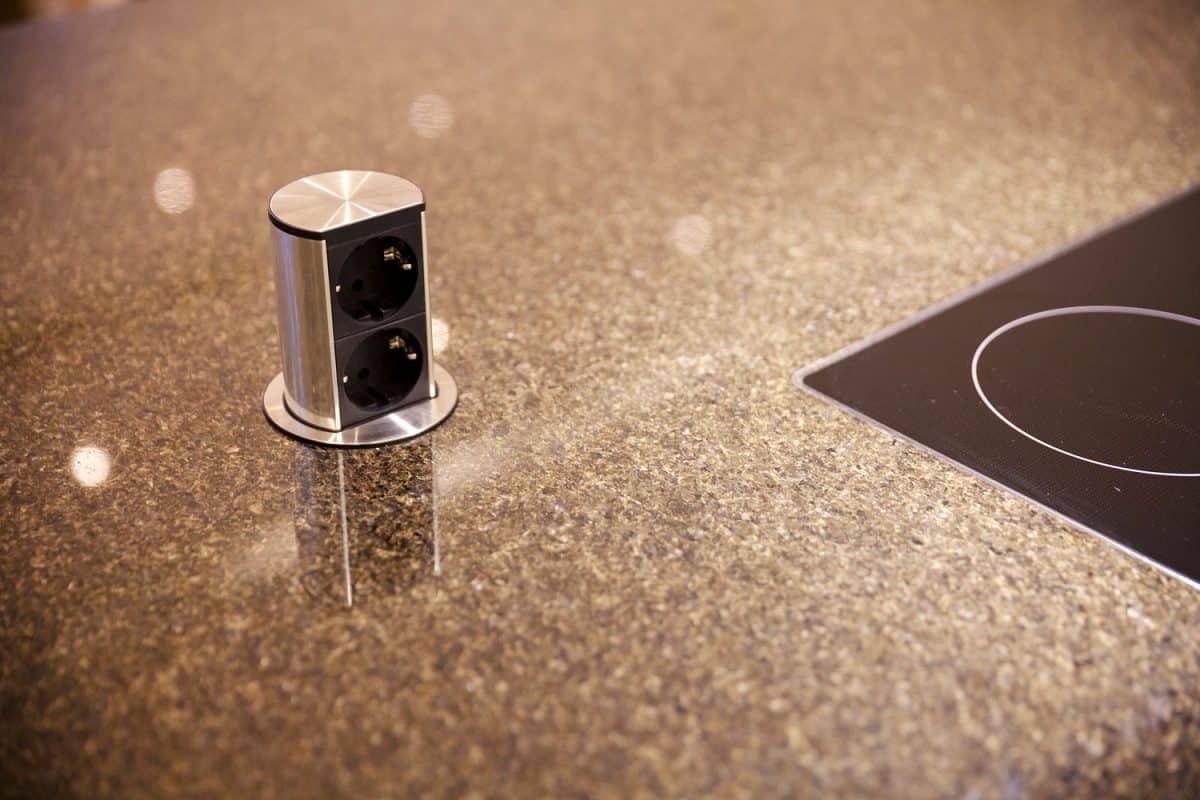 大理石厨房台面上的可伸缩厨房雷电竞官网网址插座