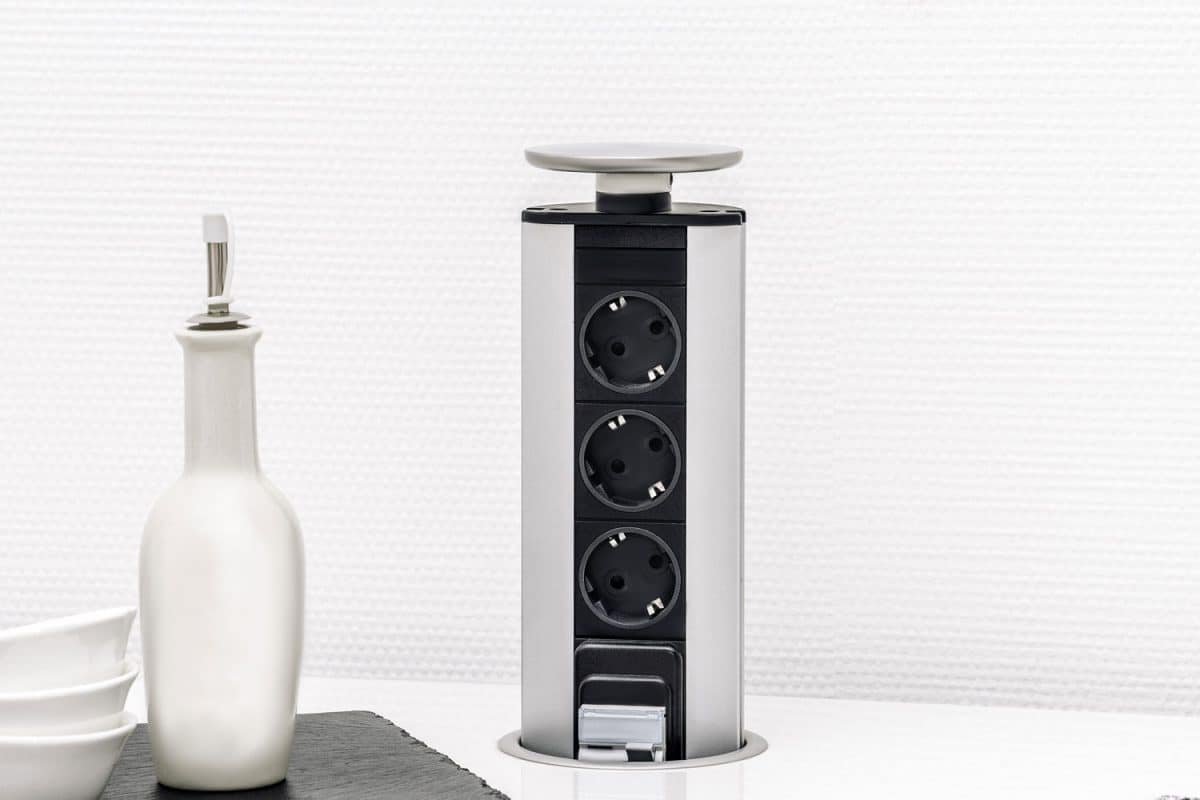 白色厨房台面上的可伸缩的三向厨房插座雷电竞官网网址