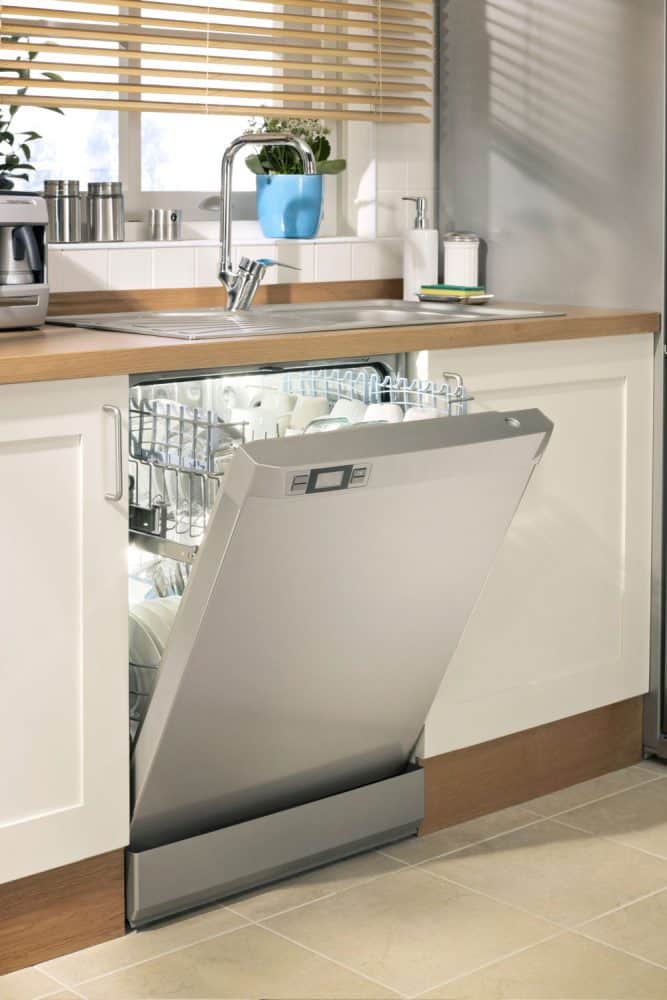 厨房水槽里打开的洗碗机雷电竞官网网址