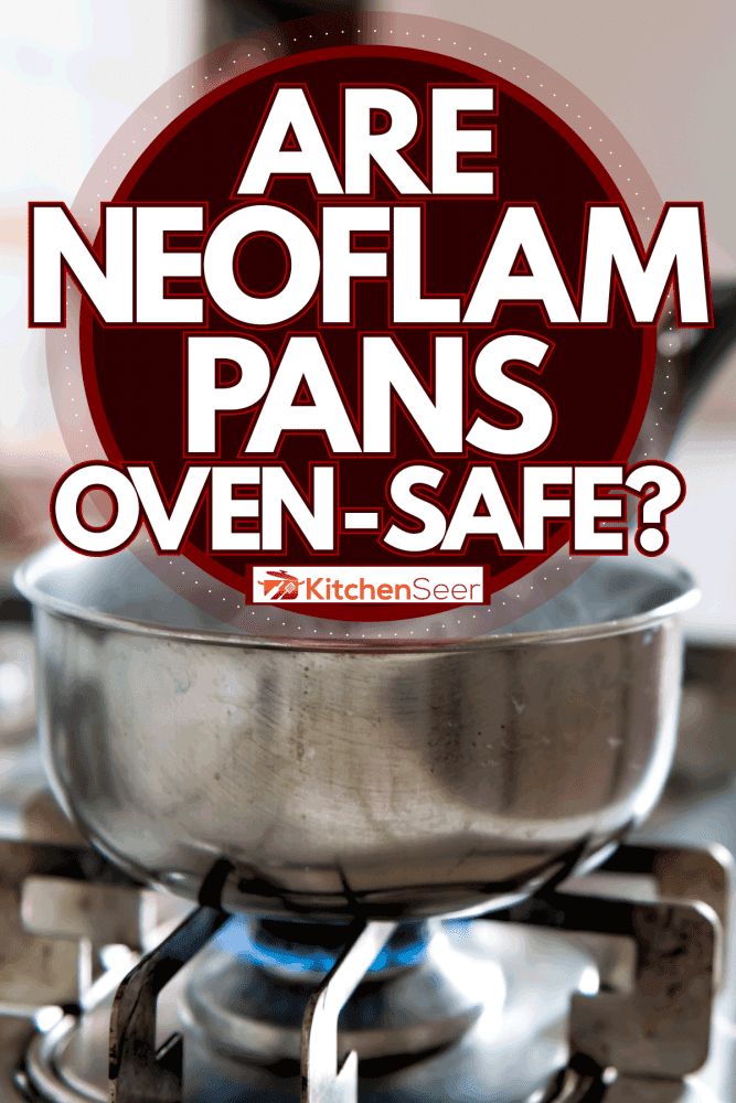 一个非常热的不锈钢锅在煤气炉，烹饪美味的蔬菜在不粘锅