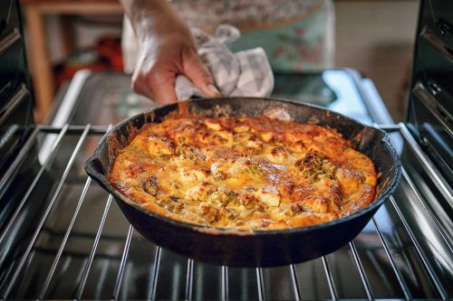 烤菜肉馅煎蛋饼和绿芦笋、豌豆和帕尔玛在烤箱