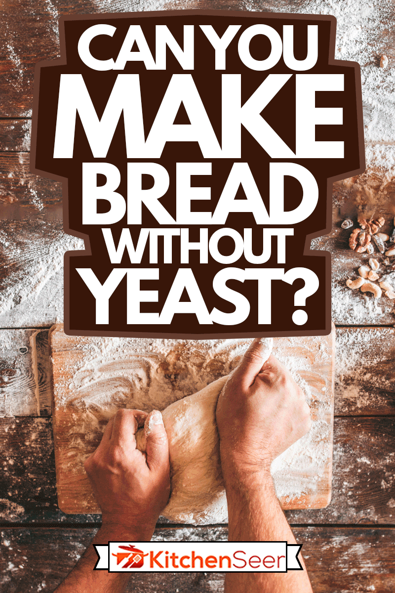 厨师在揉面。双手工作的俯视图。擀面杖和面粉放在木桌上，你能做没有酵母的面包吗?