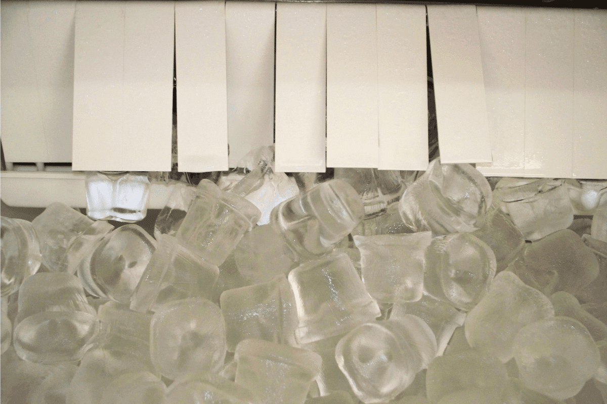 特写镜头的冰块在一台机器。博世冰箱不让Ice-What”width=